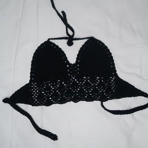 BLACK CROCHET HALTER CROP TOP